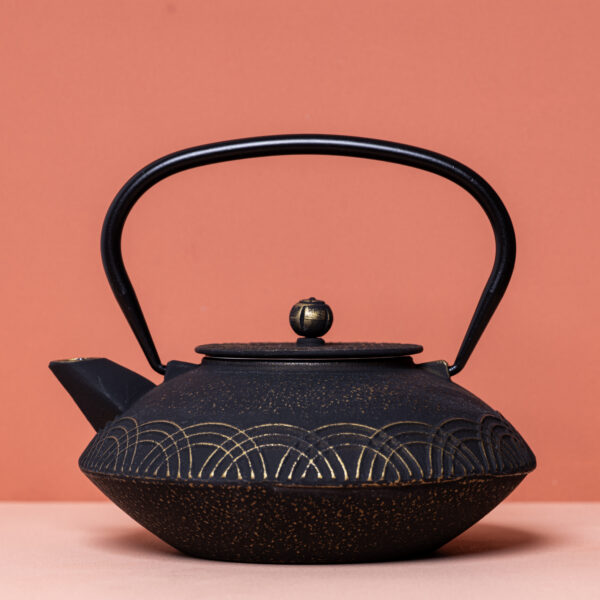 "Ishō" Cast Iron Teapot - Black/Gold (850ml)
